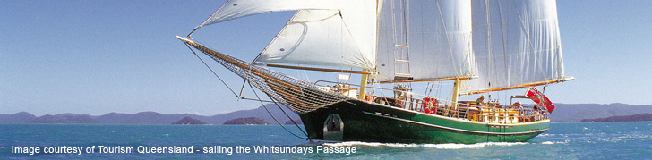 sailing through whitsundays